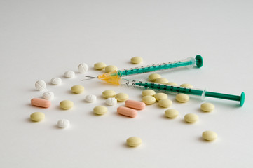 Spritzen und Tabletten