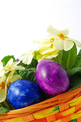 Ostereier im Osterkorb mit Blumen