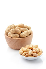 Shelled and un-shelled peanuts in bowls