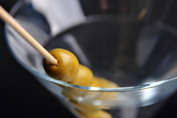 Cocktail mit Oliven in einem Martiniglas