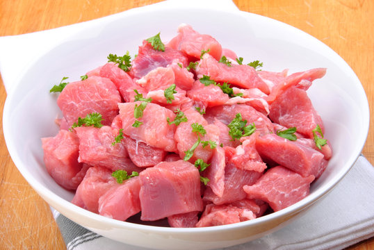 rohes Putengulasch in einer Schale