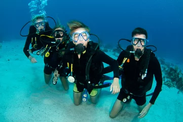 Foto op Plexiglas family scuba diving together © JonMilnes