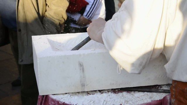 Escultor tallando m&aacute;rmol