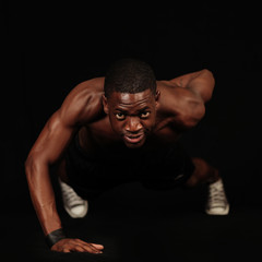 Fototapeta premium muskulöser Mann macht Liegestütz