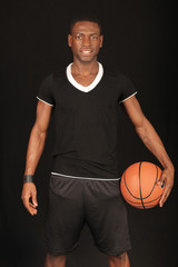 Fototapeta premium sportlicher Mann mit Basketball