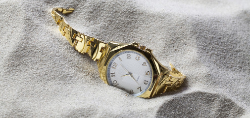 montre bijou mode perdue dans le sable