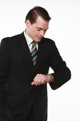 Mann in Eile, schaut auf die Uhr