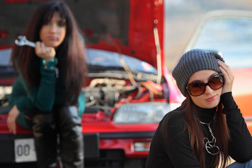 ragazze in difficolt&agrave; con problemi meccanici