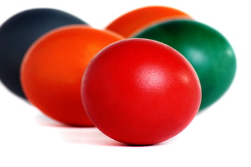 Пасхальные яйца на белом фоне.