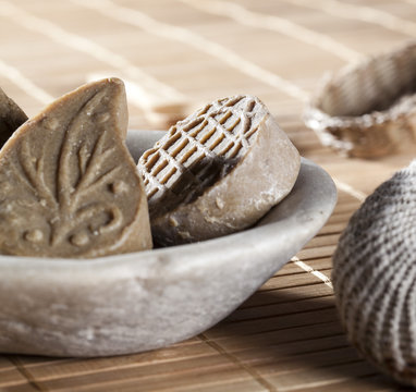 gros plan sur des savons beaut&eacute; spa