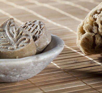 bol de savon et &eacute;ponge naturelle
