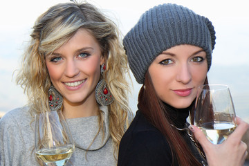 belle ragazze sorseggiano del vino bianco