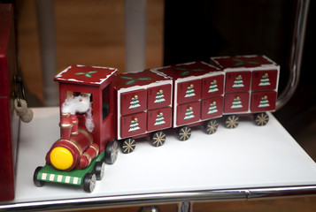Naklejka premium Vitrina of shop. Train with Santa Claus