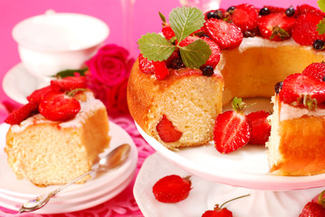 yeast ring cake with strawberry
