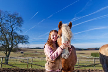 mädchen mit lieblingspferd