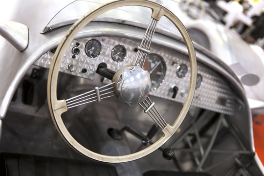 Amaturenbrett eines historischer Rennwagen