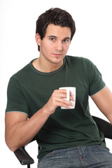 Junger Mann trinkt Kaffee