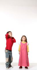 Obraz premium due bambini guardano in alto