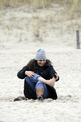 Frau trocknet Füße am Strand