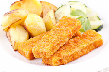 Fischstäbchen mit Kartoffeln
