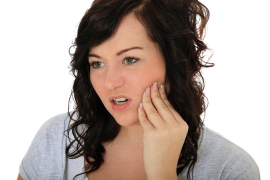 Attraktive junge Frau leidet unter Zahnschmerzen