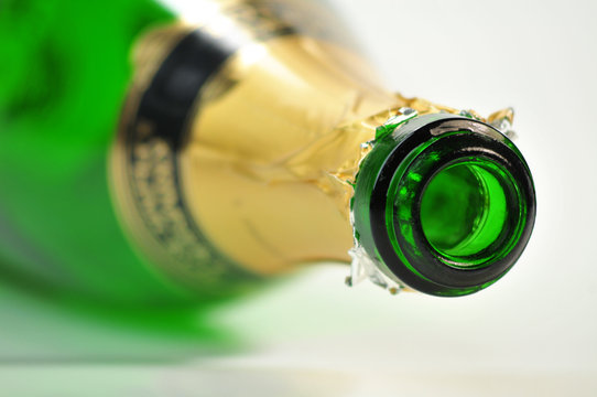 leere Sektflasche liegt auf dem Boden