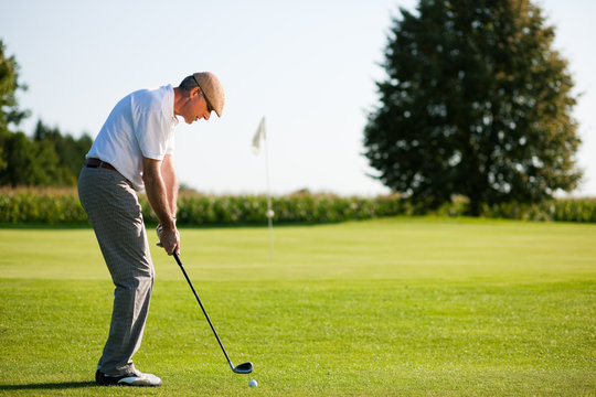 Älterer Golfspieler im Sommer