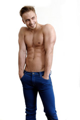 Fototapeta premium Mann mit Händen in der Hosentasche