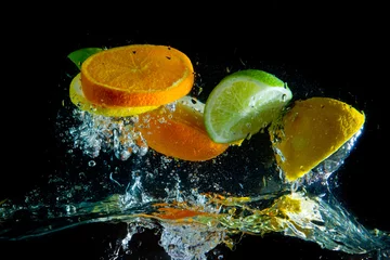 Zelfklevend Fotobehang fruit plons © kubais