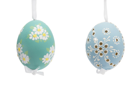 blaue und gr&uuml;ne h&auml;ngende handbemalte ostereier