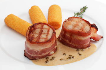 Schweinefilet Pfeffersoße,Kartoffelkroketten