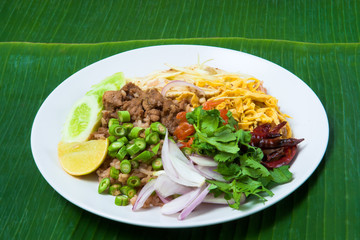 Thai fried rice on Ôbanana leaf background