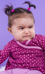 enfant de 6 mois prête à pleurer