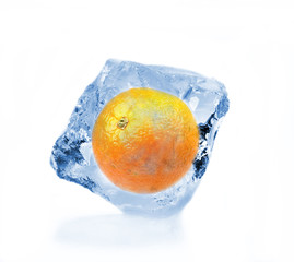 Sinaasappel bevroren in ijsblokje, geïsoleerd op een witte achtergrond