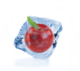 Rode appel bevroren in ijsblokje