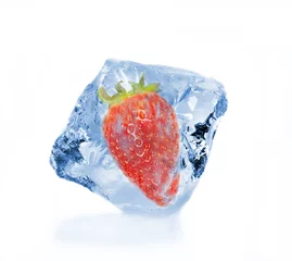 Fototapete Im Eis Gefrorene Erdbeere im Eiswürfel, isoliert auf weißem Hintergrund