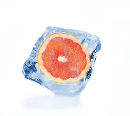 Foto auf Acrylglas Im Eis Gefrorene Grapefruitscheibe in Eiswürfel