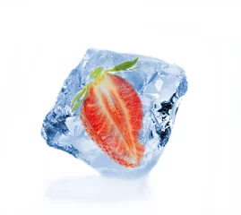 Foto op Plexiglas Fruit in ijs Bevroren aardbei in ijsblokje, dat op witte achtergrond wordt geïsoleerd