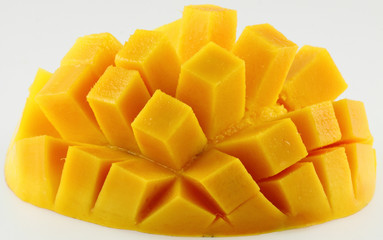 tranche de mangue découpée en dés