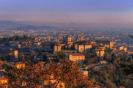 panoramica di citt&agrave; alta al tramonto