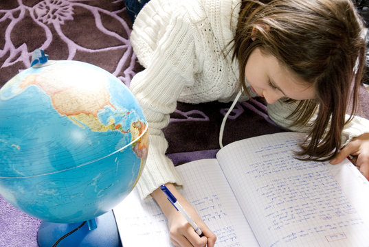 adolescente studieuse