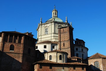 Fototapeta na wymiar Kościół od Bazyliki św Lorenzo parku, Mediolan, Lombardia, Włochy