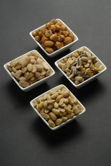 Cuatro cuencos llenos de aperitivos 2