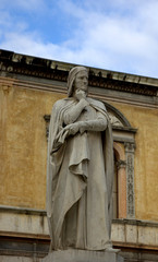 Fototapeta na wymiar Statua Dante Alighieri, Verona.