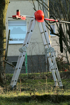 Arbeit im Garten mit  kompakten elektrischen Saege