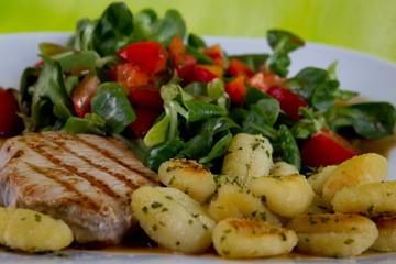 Gnoochi mit Steak und Salat