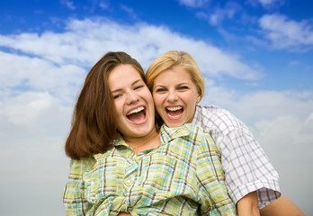 Fototapeta premium happy girls together against sky