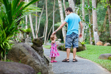 Fototapeta premium Father and little daughter at tropical park