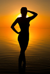Fototapeta premium ocean woman in sunrise light
