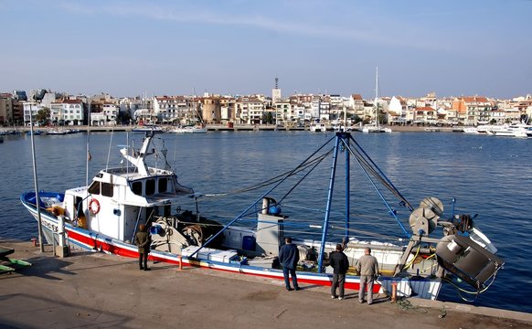 PESQUERO EN EL PUERTO DE CAMBRILS